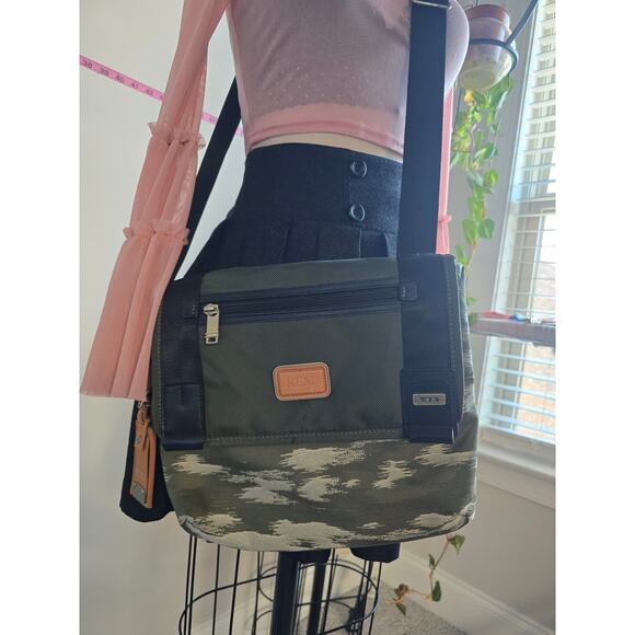 Tumi crossbody bag - Excellent condition - Picture 1 of 12